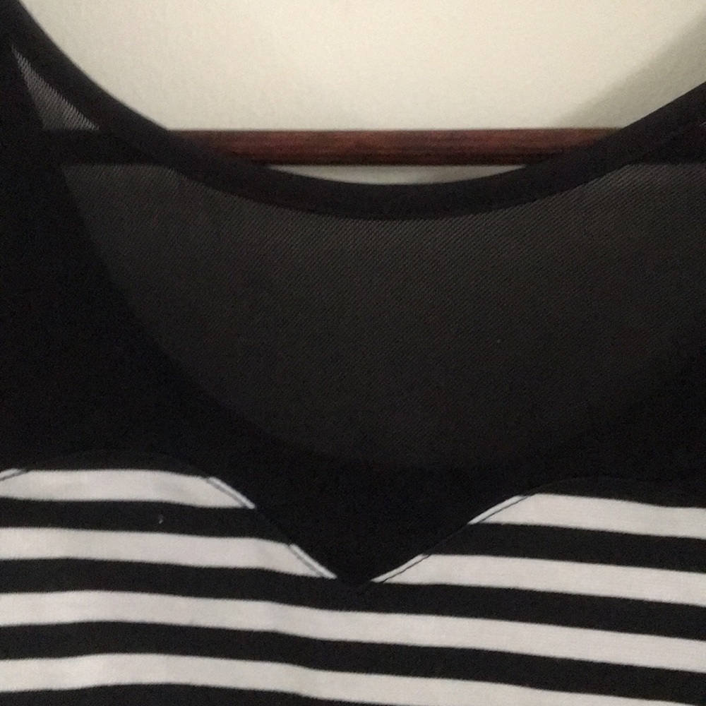 black and white crop top - Picture 2 of 4